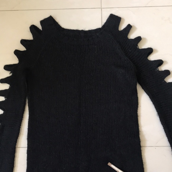 Beautiful top - Picture 2 of 3